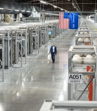 一个人正在比特币挖矿设施内行走